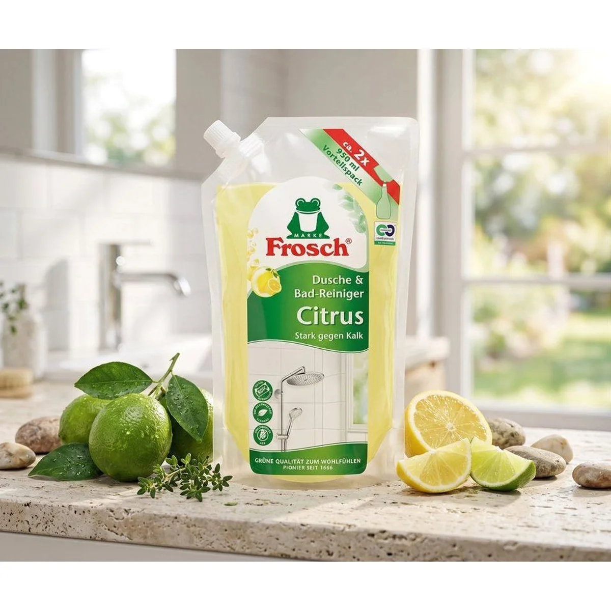 Frosch Bad-Reiniger Citrus Nachfüllpack, kraftvoll gegen Kalk, mit natürlicher Zitronenfrische