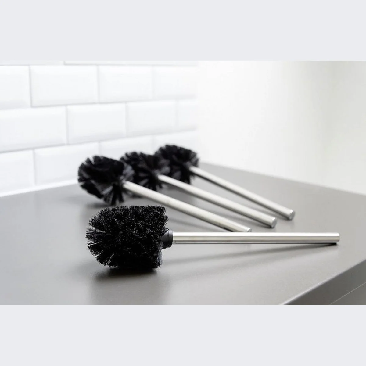 WENKO WC-Reinigungsbürste, 4-teiliges Set, Edelstahlstiel, langlebige Kunststoffborsten 2