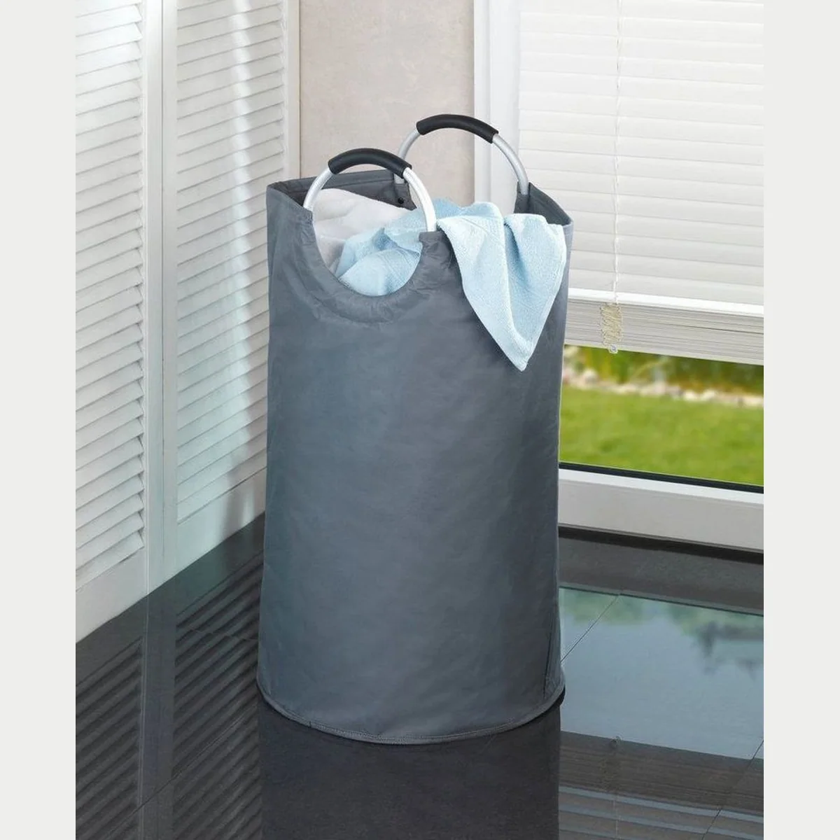 WENKO Wäschesack Jumbo, strapazierfähiges Polyester, Aluminium-Griff — 69 Liter Fassungsvermögen, modisches Design, extra groß 2